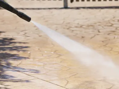 Nettoyage du béton imprimé à l'eau sous pression à La Roche-sur-Yon